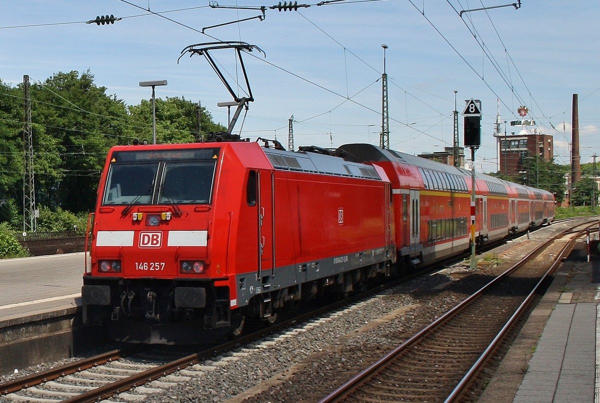 146 257 schiebt am 3.7.2017 den RE6 (RE10619)  Westfalen-Express  von Köln/Bonn Flughafen nach Minden(Westf) aus dem Bochumer Hauptbahnhof.