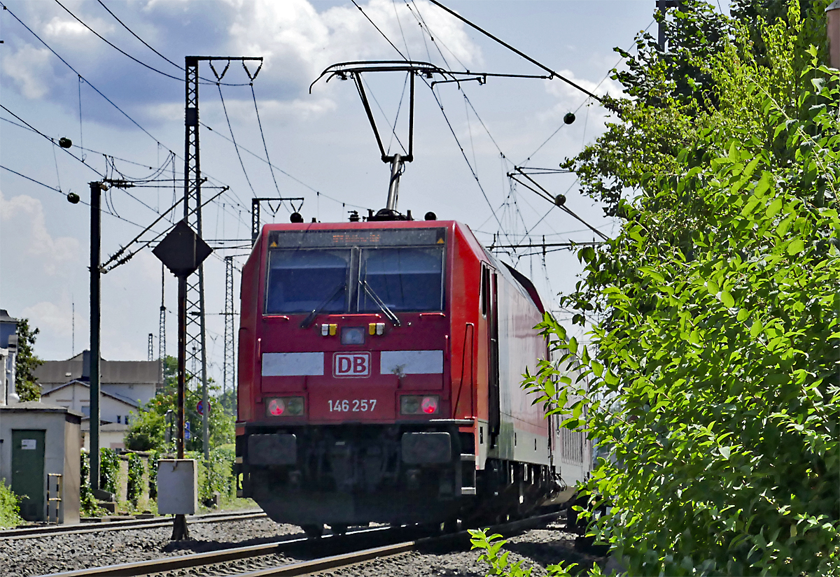 146 257 schiebt RE 5 in den Bf Remagen - 16.07.2018