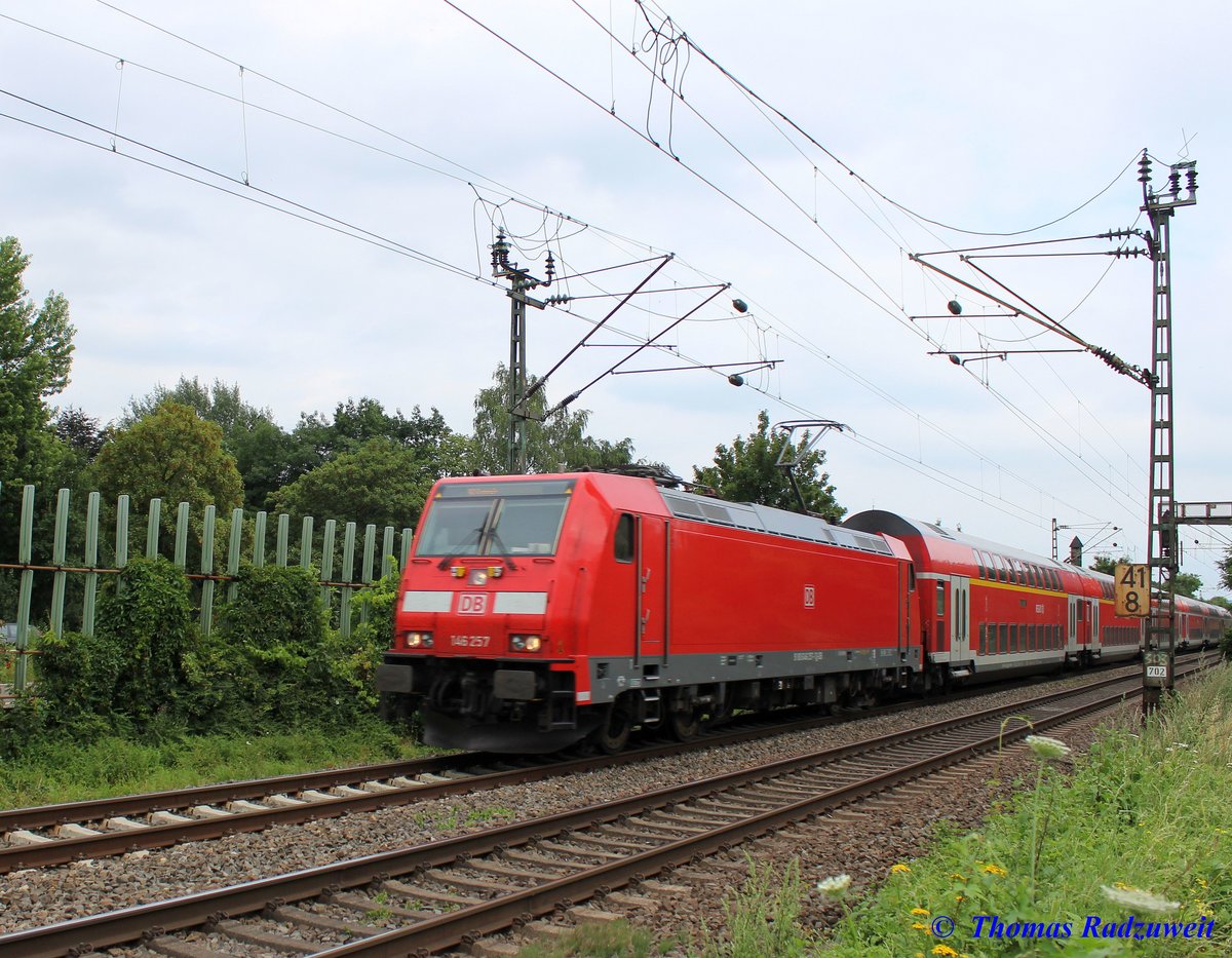 146 257 in voller Fahrt mit dem RE nach Emmerich am 16.7.2016 kurz vor Bonn-Mehlem Richtung Bonn/Köln. KBS 470  Linke Rheinstrecke . Der nächste Halt wird in Bonn-Bad Godesberg sein.