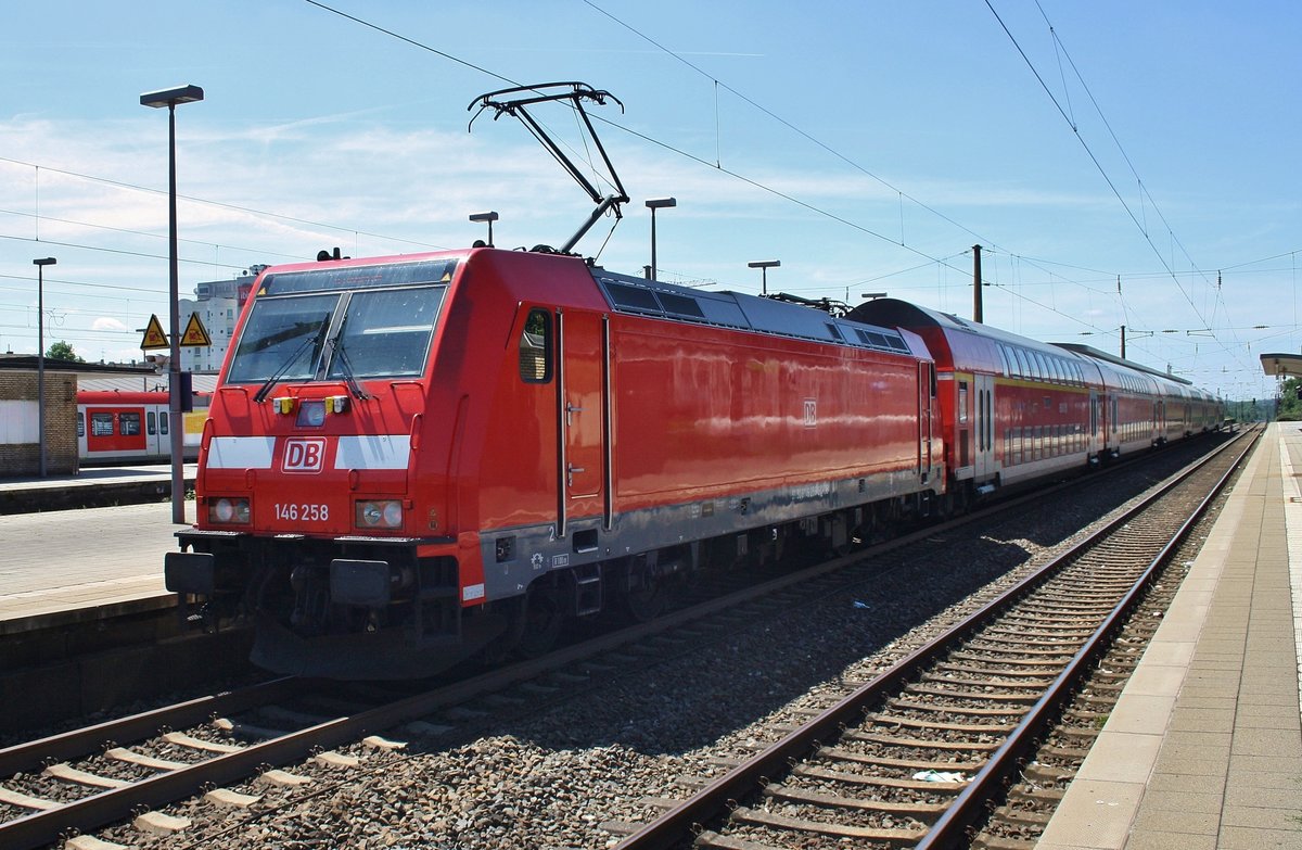 146 258 schiebt am 3.7.2017 den RE1 (RE10124)  Nordrhein-Westfalen-Express  von Hamm(Westf) nach Aachen Hauptbahnhof in den Bochumer Hauptbahnhof. 