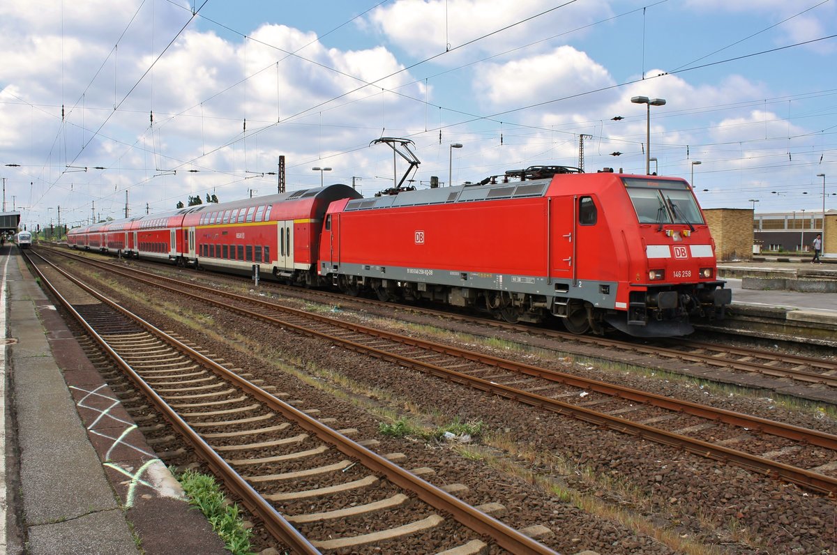 146 258 steht am 27.05.2019 mit dem RE5 (RE28512)  Rhein-Express  von Koblenz Hauptbahnhof nach Wesel in Oberhausen Hauptbahnhof. 