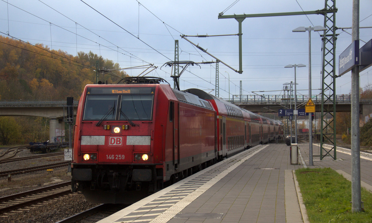 146 259 DB kommt aus Richtung Aachen-Hbf-Aachen-Rothe-Erde-Eilendorf mit dem RE1 aus Aachen- Hbf nach Hamm-Westfalen-Hbf und hält in Stolberg-Hbf-Rheinland und fährt in Richtung Eschweiler-Hbf,Nothberg,Langerwehe,Düren,Merzenich,Buir,Horrem,Kerpen-Köln-Ehrenfeld,Köln-Hbf. 
Aufgenommen von Bahnsteig 43 in Stolberg-Rheinland-Hbf. 
Am Nachmittag vom 23.11.2019.