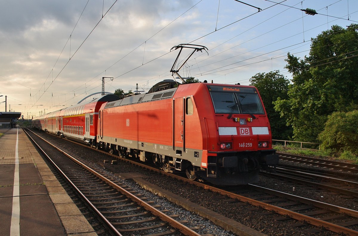 146 259 schiebt am 4.7.2017 den RE6 (RE10658)  Westfalen-Express  von Düsseldorf Hauptbahnhof nach Köln/Bonn Flughafen in östlicher Richtung durch Köln Messe/Deutz.