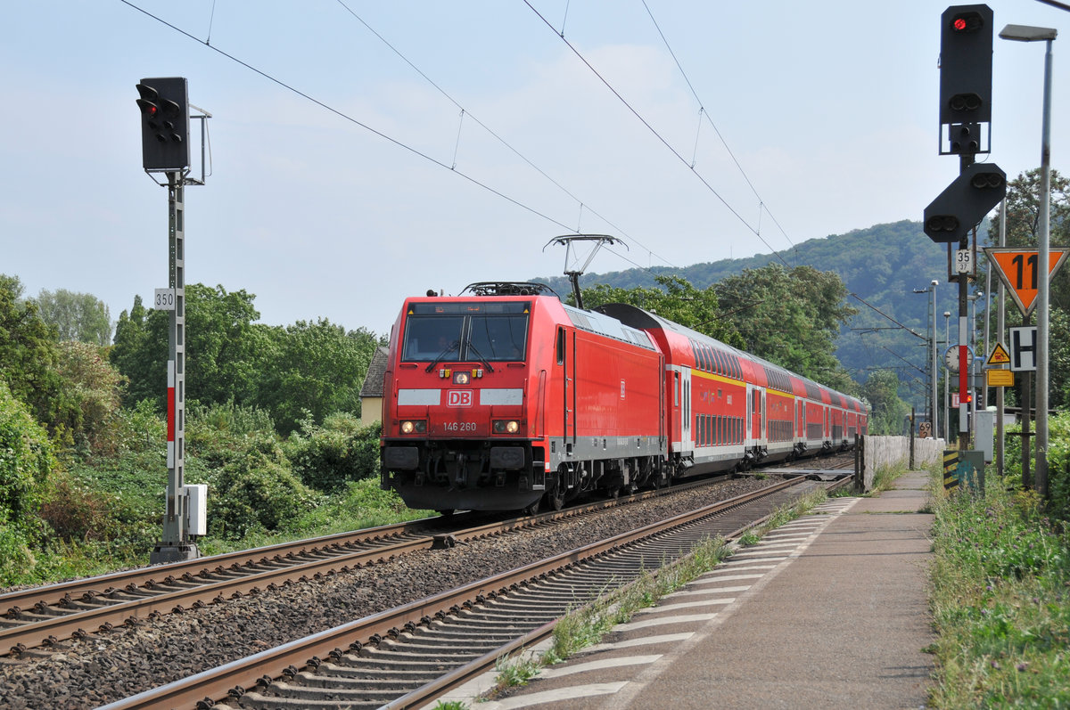 146 260 mit dem RE auf der linken Rheinstrecke Richtung Norden. Gruß zurück an den freundlichen Tf. Aufgenommen am 17/08/2018 in Namedy.
