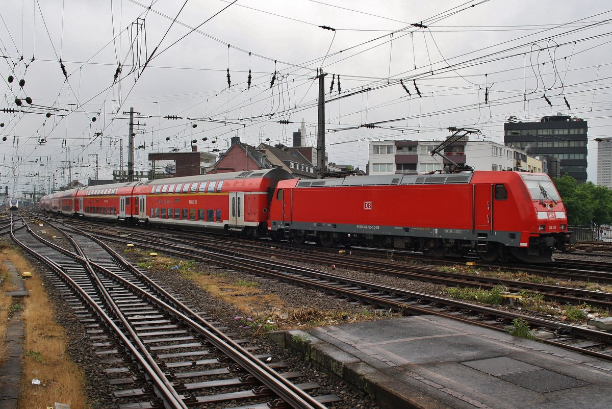 146 260 schiebt am 1.7.2017 den RE5 (RE10519)  Rhein-Express  von Wesel nach Koblenz Hauptbahnhof aus dem Kölner Hauptbahnhof.
