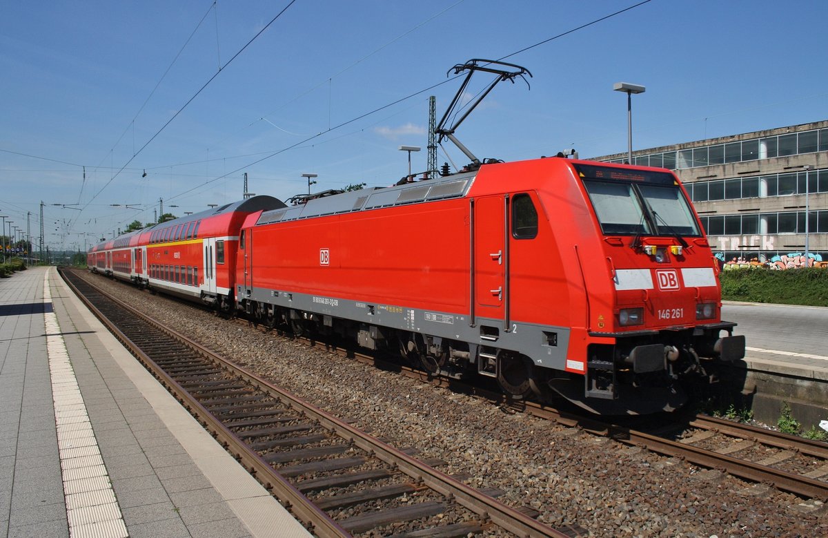 146 261 drückt am 3.7.2017 den RE6 (RE10614)  Westfalen-Express  von Minden(Westf) nach Köln/Bonn Flughafen aus dem Bochumer Hauptbahnhof.