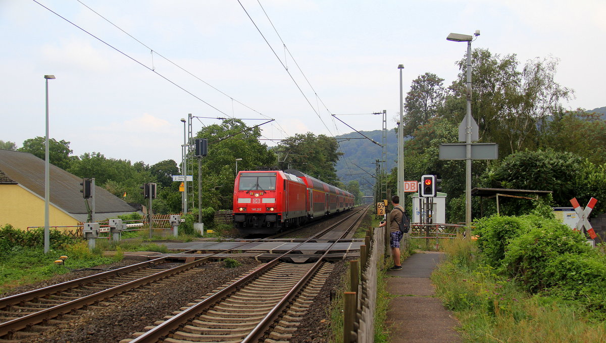 146 262 DB kommt mit dem RE5 aus Wesel(D) nach Koblenz-Hbf(D) und kommt aus Richtung Köln-Hbf,Köln-West,Köln-Süd,Köln-Eifeltor,Hürth,Brühl,Sechtem,Bornheim,Roisdorf bei Bornheim,Bonn-Hbf,Bad-Godesberg,Rolandseck,Remagen,Sinzig,Bad Breisig,Brohl-Lützing und fährt durch Namedy in Richtung Andernach,Weißenthurm,Urmitz,Koblenz-Lützel,Koblenz. 
Aufgenommen vom Bahnsteig 1 in Namedy.
Bei Sommerwetter am Nachmittag vom 17.8.2018. 