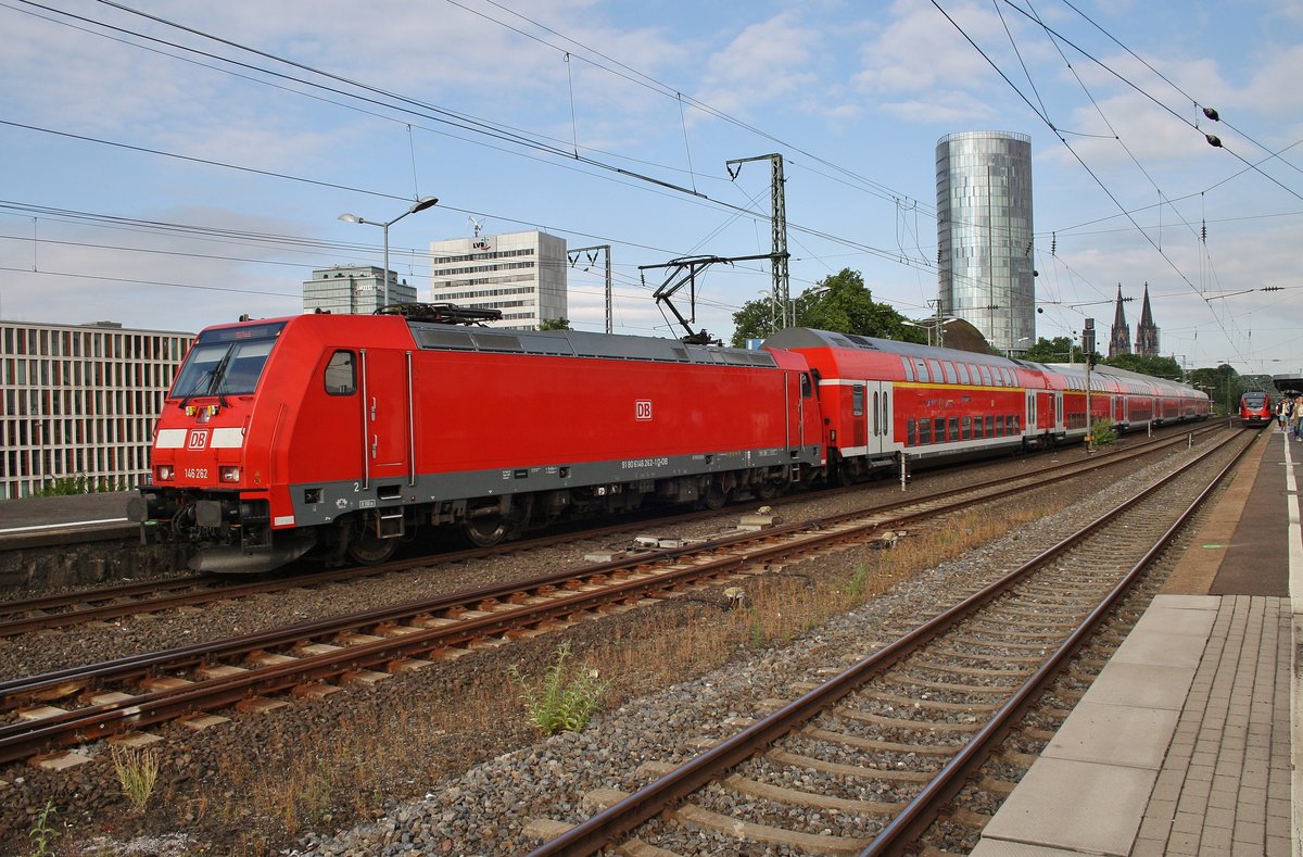 146 262 verlässt am 4.7.2017 mit dem RE5 (RE10508)  Rhein-Express  von Koblenz Hauptbahnhof nach Wesel den Bahnhof Köln Messe/Deutz.