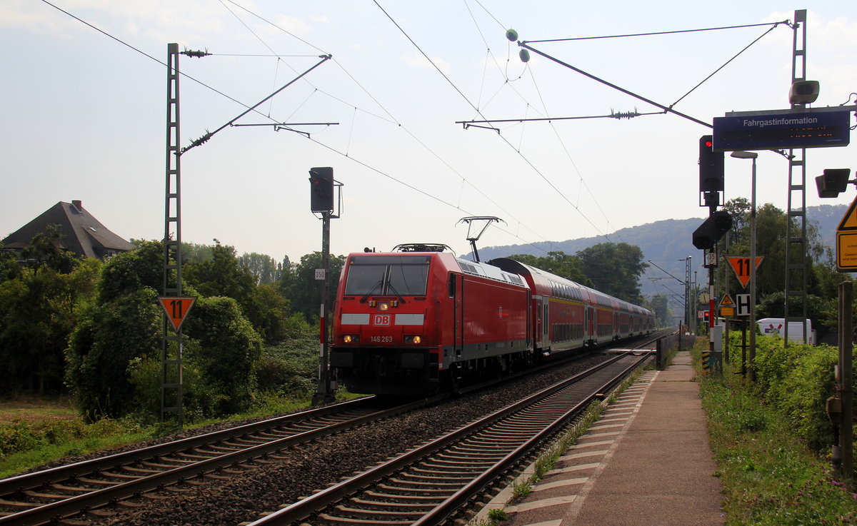 146 263 DB kommt mit dem RE5 aus Koblenz-Hbf(D) nach Wesel(D) und kommt aus Richtung Koblenz und kommt durch Namedy in Richtung Bonn,Köln. 
Aufgenommen vom Bahnsteig 2 in Namedy.
Bei Sommerwetter am Mittag vom 17.8.2018.