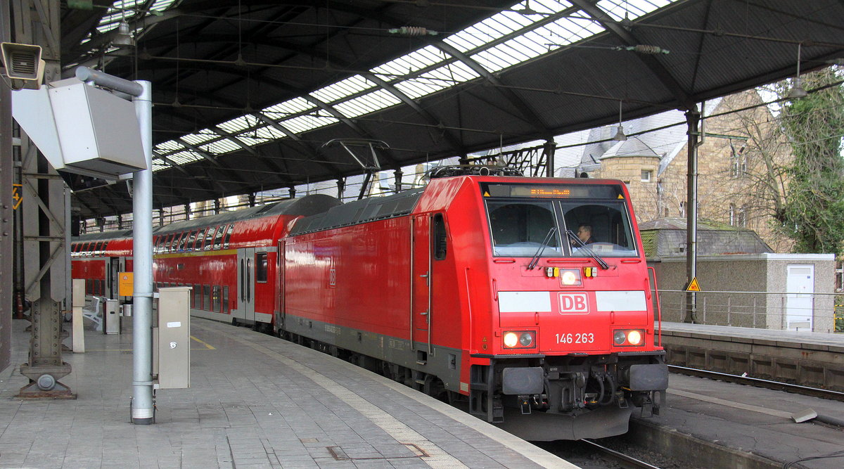 146 263 DB steht mit dem RE1 im Bahnhof Aachen bereit zur Abfahrt nach Hamm-Westfalen. Aufgenommen vom 2 vom Aachen-Hbf.
Am Nachmittag vom 9.2.2019.