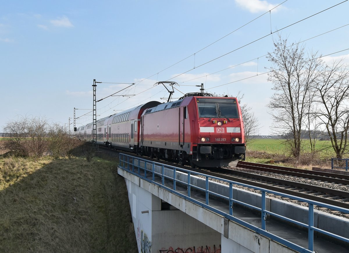 146 263 mit einem RE6 nach Minden auf der K33 Brücke bei Allerheiligen am Samstag den 24.3.2018