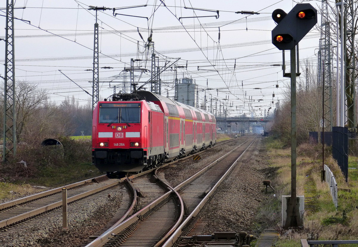 146 264 DB kommt mit dem RE6 von Köln/Bonn-Flughafen nach Minden/Westfalen und kommt aus Richtung Köln,Dormagen und fährt durch Nievenheim in Richtung Neuss-Allerheiligen,Norf,Neuss-Süd,Neuss-Hbf. 
Aufgenommen vom Bahnsteig 2 in Nievenheim. 
Bei Sonnenschein am Kalten 17.2.2018.