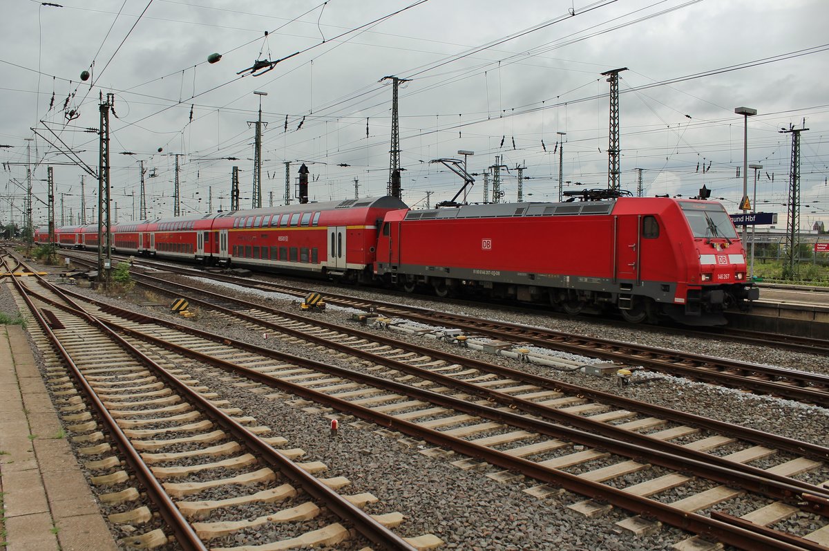 146 267 erreicht am 18.8.2017 mit dem RE1 (RE10123)  Nordrhein-Westfalen-Express  von Aachen Hauptbahnhof nach Hamm(Westf) den Dortmunder Hauptbahnhof.