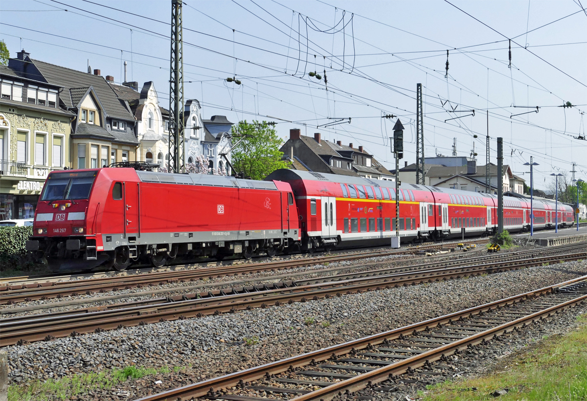 146 267 RE mit Dostos, Ausfahrt Bf Remagen - 21.04.2018