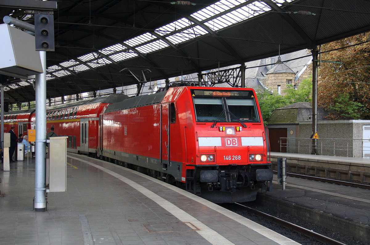 146 268  DB steht mit dem RE1 im Bahnhof Aachen bereit zur Abfahrt nach Hamm-Westfalen. Aufgenommen vom Bahnsteig 2 vom Aachen-Hbf. 
Am Nachmittag vom 10.9.2017.