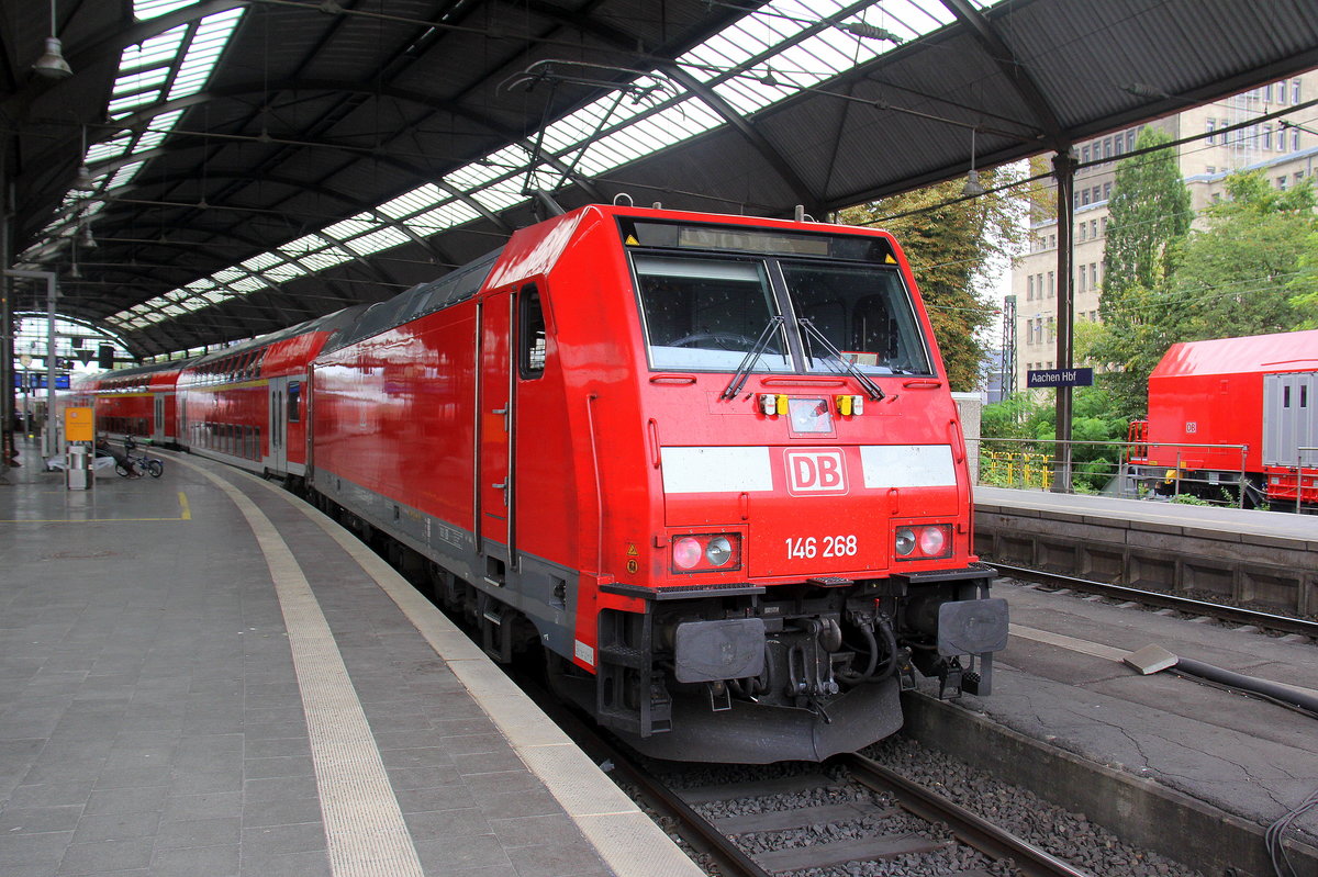 146 268 DB steht mit dem RE1 im Bahnhof Aachen bereit zur Abfahrt nach Hamm-Westfalen. Auf Aufgenommen vom Bahnsteig 2 vom Aachen-Hbf.
Am Abend vom 14.8.2018.