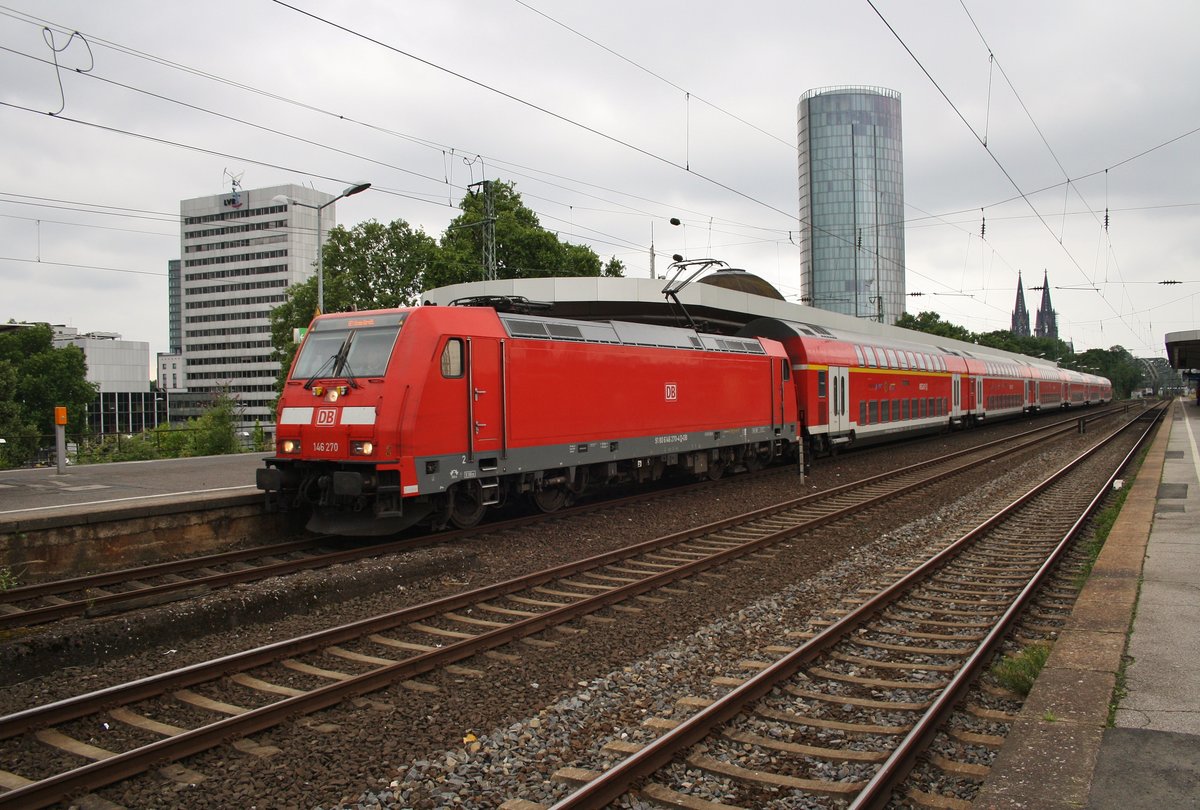 146 270 verlässt am 2.7.2017 mit dem RE1 (RE10129)  Nordrhein-Westfalen-Express  von Aachen Hauptbahnhof nach Hamm(Westf) den Bahnhof Köln Messe/Deutz.
