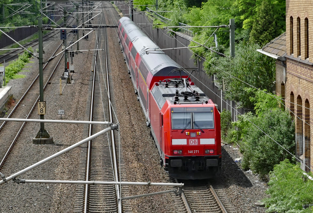 146 271 schiebt RB mit Dostos in Richtung Aachen durch Frechen-Königsdorf - 13.06.2017