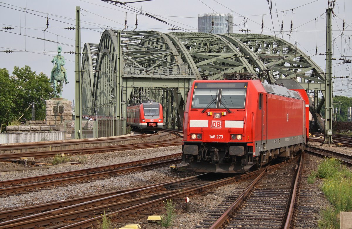 146 273 trifft am 16.8.2017 mit dem RE6 (RE10629)  Westfalen-Express  von Köln/Bonn Flughafen nach Minden(Westf) im Kölner Hauptbahnhof auf 422 049-7 als S6 von Essen Hauptbahnhof nach Köln-Nippes.