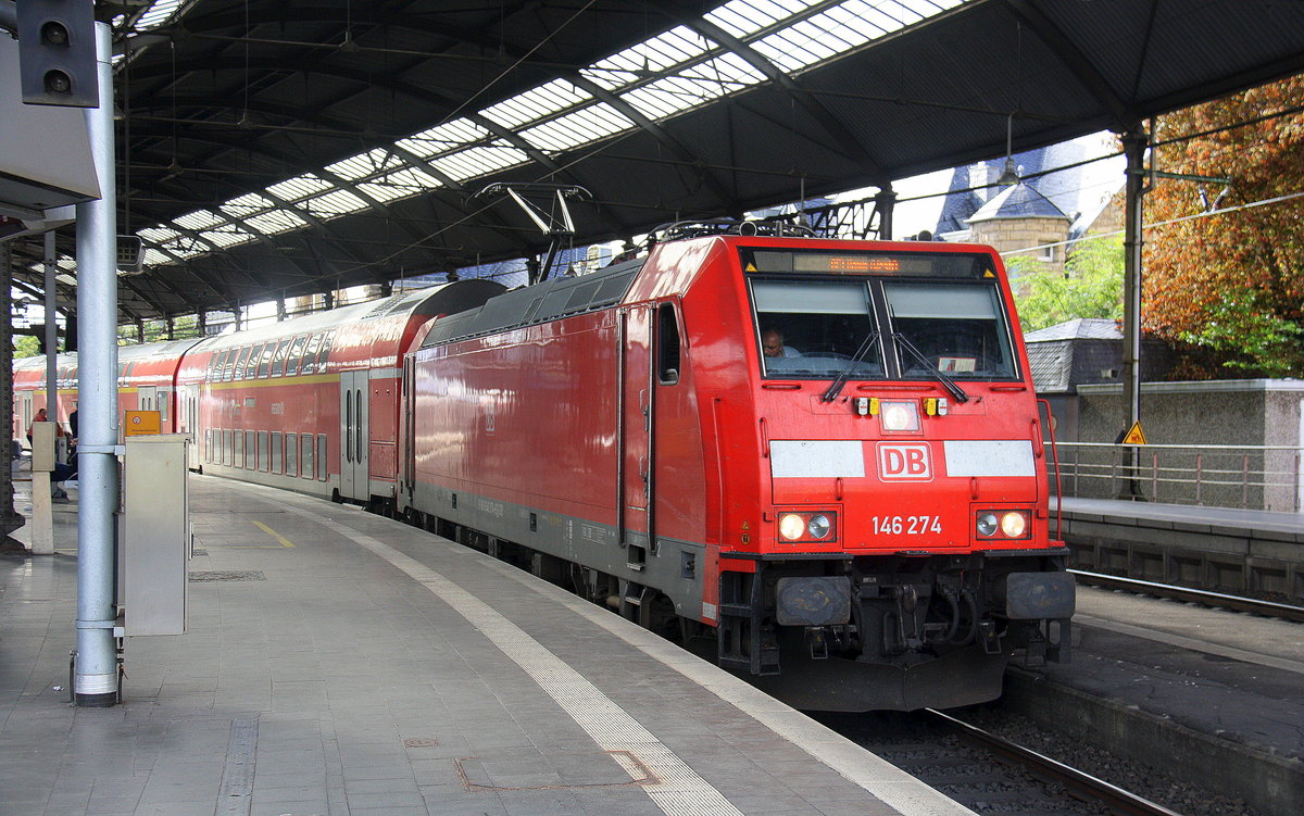 146 274  DB steht mit dem RE1 im Bahnhof Aachen bereit zur Abfahrt nach Hamm-Westfalen. Aufgenommen vom Bahnsteig 2 vom Aachen-Hbf.
Am Nachmittag vom 9.9.2017.