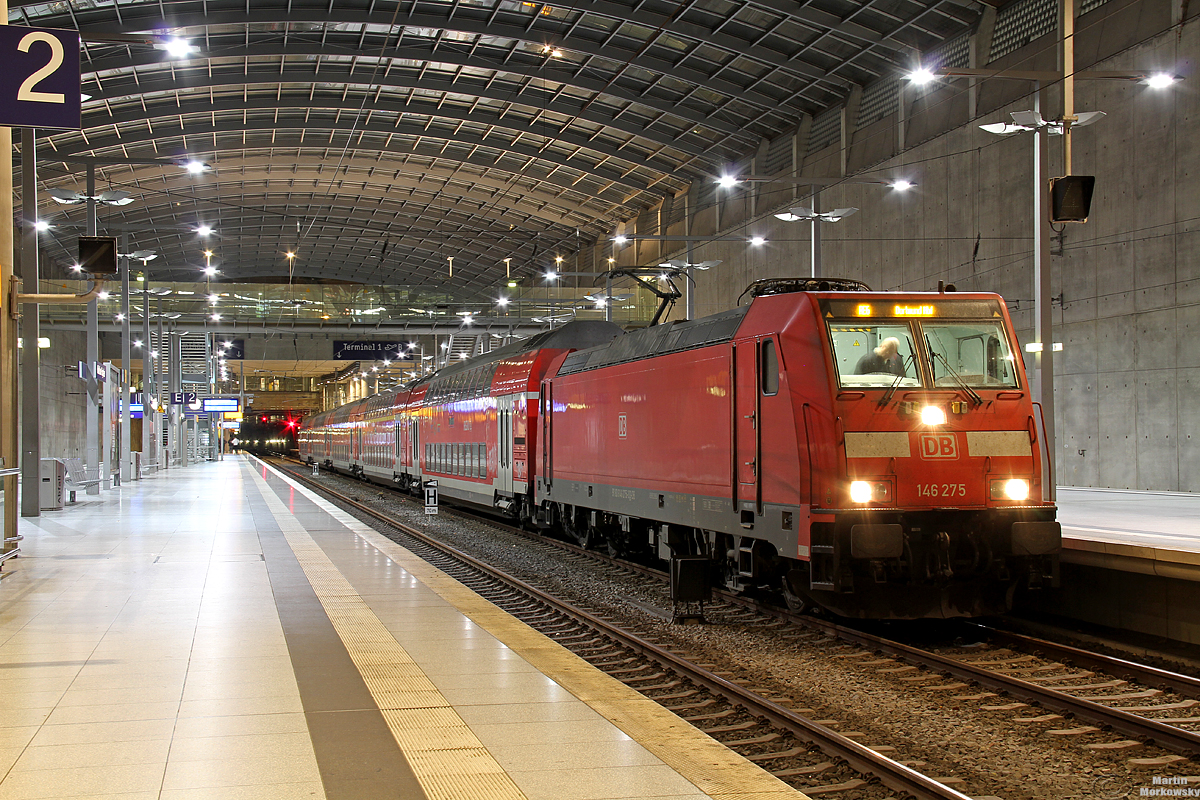 146 275 am RE6 nach Dortmund Hbf bei der Wende am Flughafen Köln/Bonn am 05.11.2019