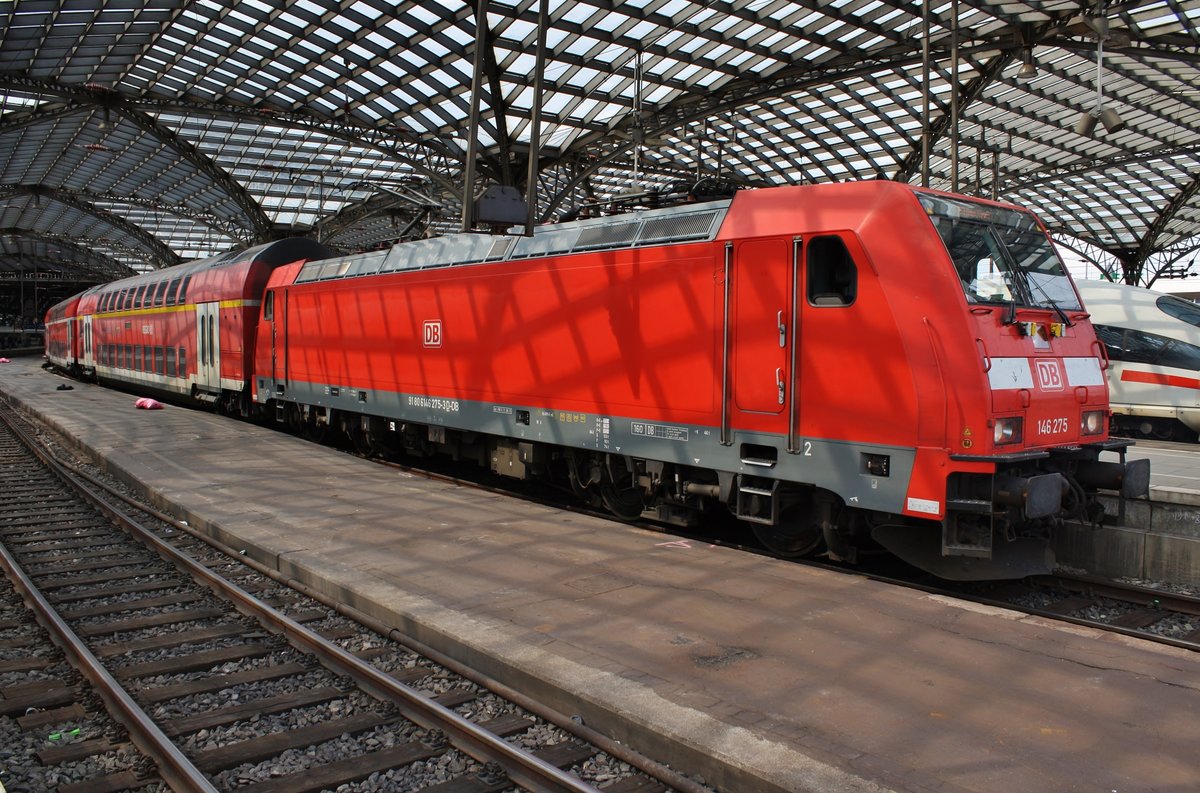 146 275 steht am 12.07.2019 mit dem RE1 (RE10131)  Nordrhein-Westfalen-Express  von Aachen Hauptbahnhof nach Hamm(Westf) im Kölner Hauptbahnhof. 