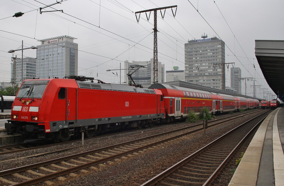 146 275 steht am 2.7.2017 mit dem RE6 (RE10615)  Westfalen-Express  von Köln/Bonn Flughafen nach Minden(Westf) im Essener Hauptbahnhof.