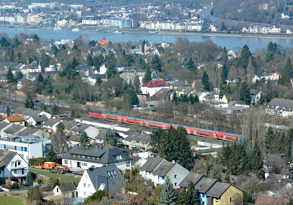 146 276-1 RE5 nach Emmerich fährt durch Mehlem. Auf der gegenüberliegenden Rheinseite Königswinter - 14.03.2016