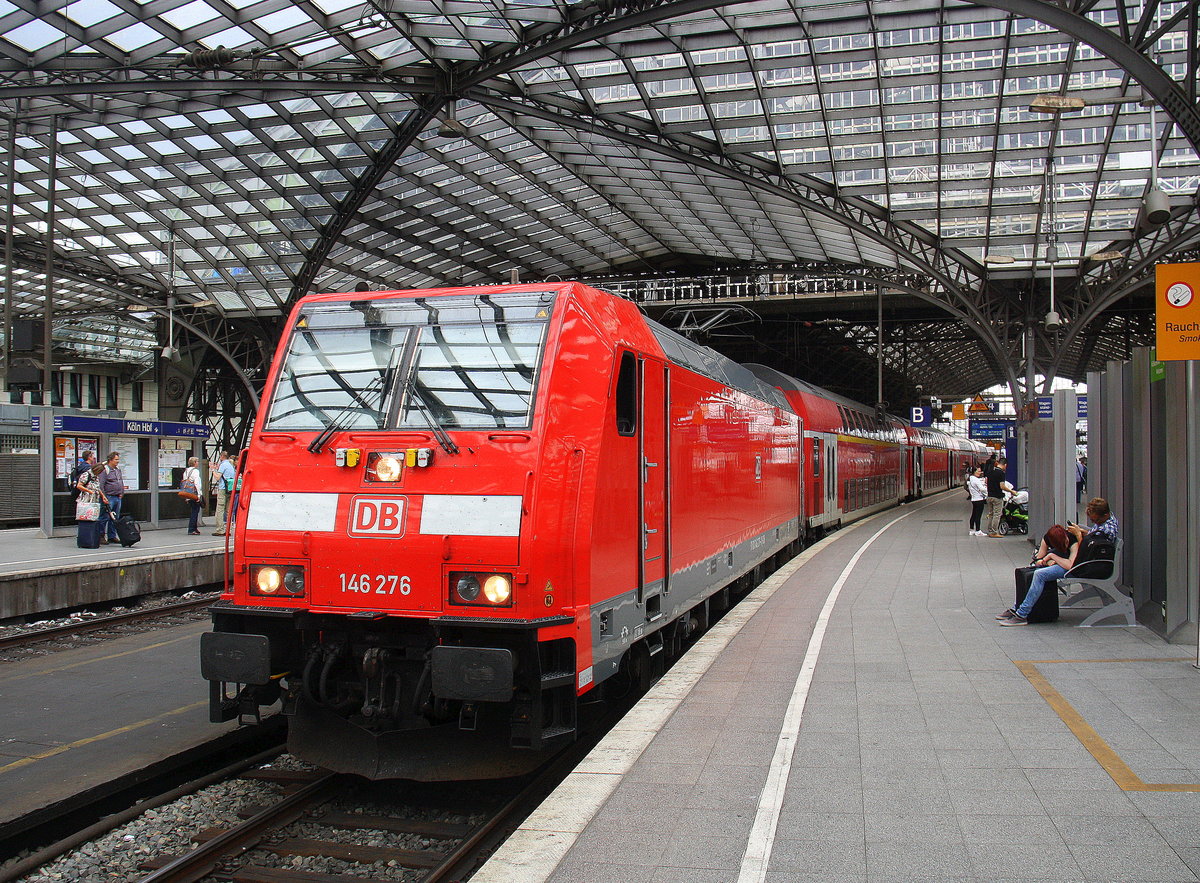 146 276 DB mit dem RE1(Nordrhein-Westfalen-Express) aus Aachen-Hbf-Hamm-Westfalen bei der Halt in Köln-Hbf. 
Aufgenommen von Bahnsteig 4 in Kölner-Hbf.
am Nachmittag vom 23.7.2017.