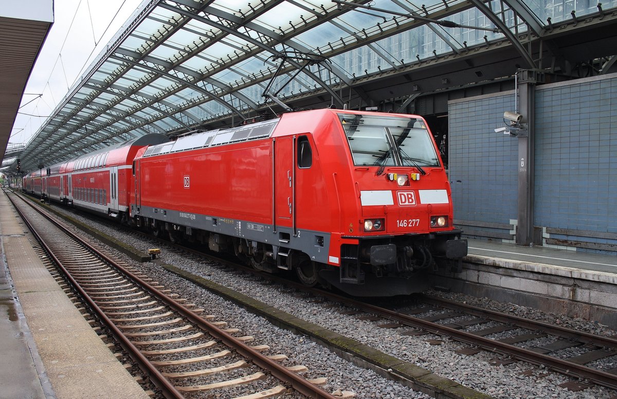 146 277 und 146 269 stehen am 1.7.2017 mit dem RE6 (RE10625)  Westfalen-Express  von Köln/Bonn Flughafen nach Minden(Westf) im Kölner Hauptbahnhof.