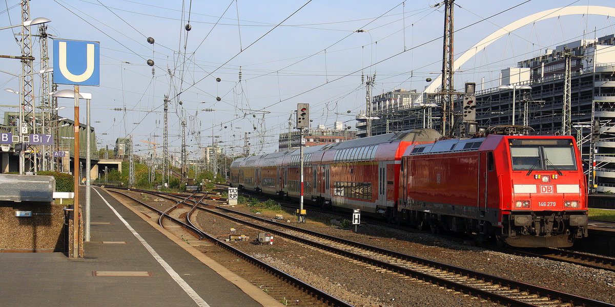 146 279 DB kommt mit dem RE6 von Köln/Bonn-Flughafen nach Minden/Westfalen  und fährt in Köln-Messe-Deutz und hält in Köln-Messe-Deutz und dann weiter in Richtung Köln-Hbf.
Aufgenommen von Bahnsteig 7 in Köln-Messe-Deutz.
Bei schönem Frühlingswetter am Abend vom 30.4.2017.