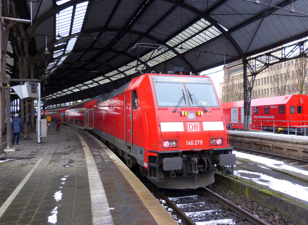 146 279 DB steht mit dem RE1 im Bahnhof Aachen bereit zur Abfahrt nach Hamm-Westfalen. Aufgenommen vom 2 vom Aachen-Hbf. 
Bei Regenwetter am Nasskalten Vormittag vom 10.2.2018.