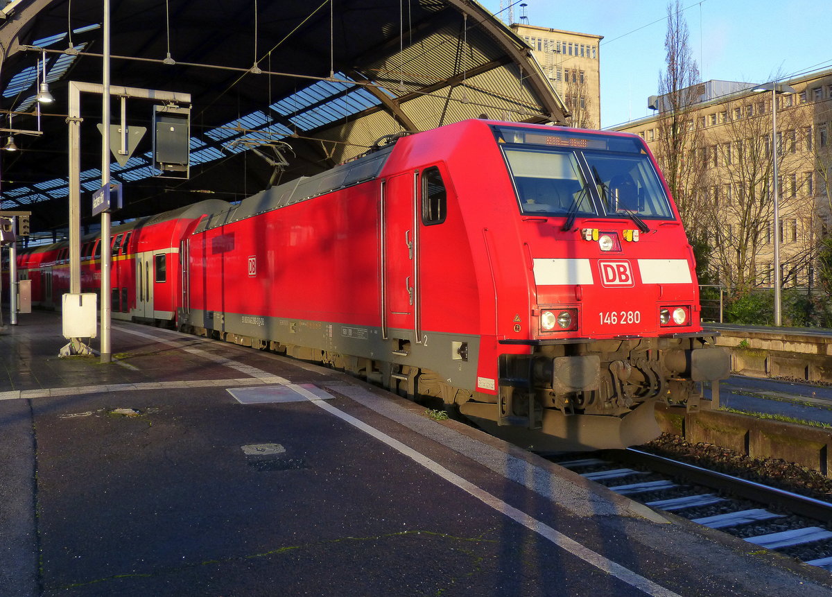 146 280 DB fährt mit einem RE1 von Aachen-Hbf nach Hamm-Westfalen(Hbf) bei der Abfahrt von Aachen-Hbf und fährt in Richtung Aachen-Rothe-Erde,Stolberg-Hbf(Rheinland)Eschweiler-Hbf,Langerwehe,Düren,Merzenich,Buir,Horrem,Kerpen-Köln-Ehrenfeld.
Aufgenommen vom Bahnsteig 2 vom Aachen-Hbf. 
Bei schöner Wintersonne am Kalten Morgen vom 1.2.2018.