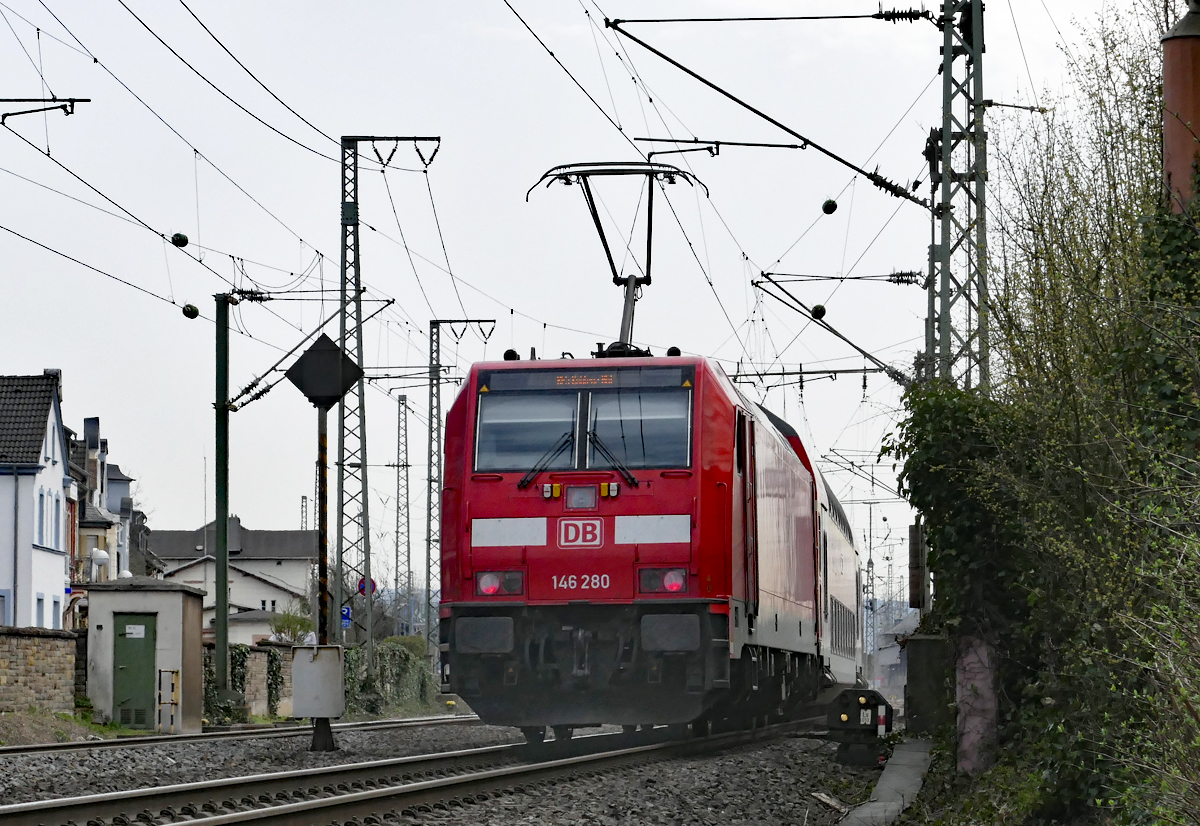 146 280 schiebt RE5 nach Koblenz, bei der Einfahrt in den Bf Remagen - 08.04.2018