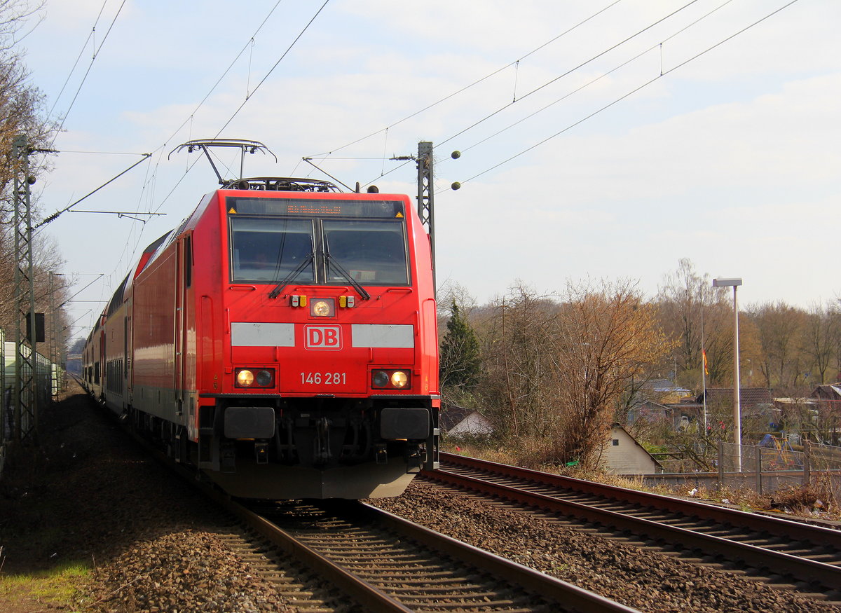 146 281 DB kommt mit dem RE6 von Köln/Bonn-Flughafen nach Minden/Westfalen und kommt aus Richtung Köln,Dormagen,Nievenheim,Neuss-Allerheiligen,Neuss-Norf und fährt durch Neuss-Süd in Richtung Neuss-Hbf.
Aufgenommen am Bahnhof von Neuss-Süd. 
Bei Sonnenschein am 24.3.2018.