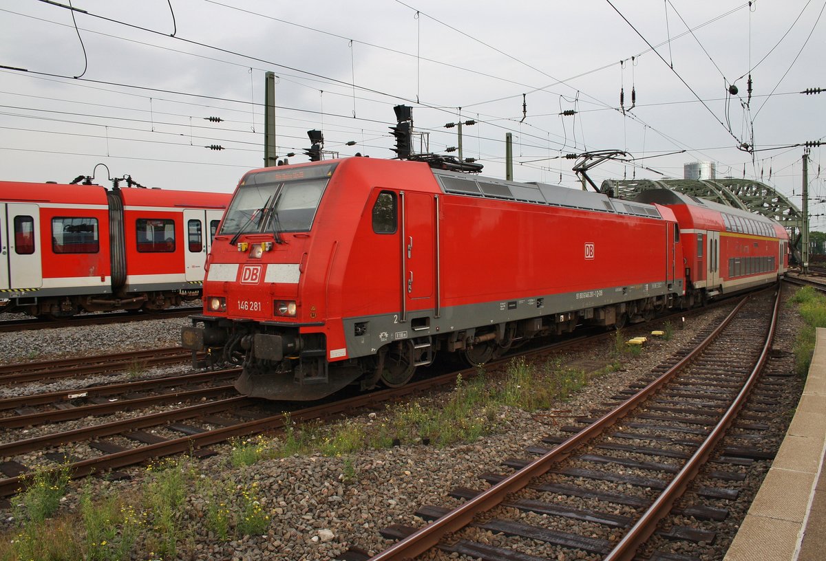 146 281 fährt am 16.8.2017 mit dem RE6 (RE10631)  Westfalen-Express  von Köln/Bonn Flughafen nach Minden(Westf) in den Kölner Hauptbahnhof ein.