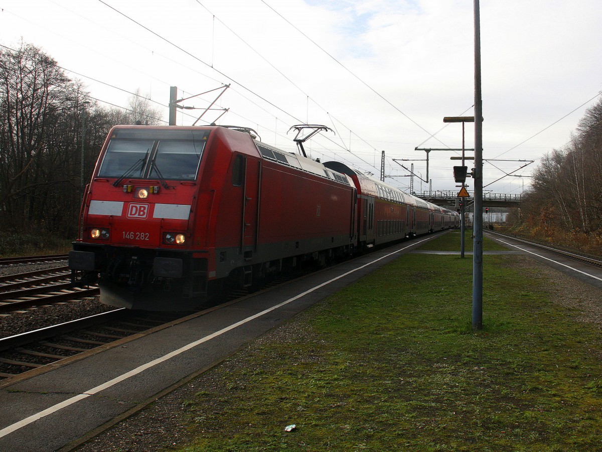 146 282 DB  kommt aus Richtung Aachen-Hbf-Aachen-Rothe-Erde-Eilendorf mit dem RE1 aus Aachen- Hbf nach Hamm-Westfalen-Hbf und hält in Stolberg-Hbf-Rheinland und fährt in Richtung Eschweiler-Hbf,Nothberg,Langerwehe,Düren,Merzenich,Buir,Horrem,Kerpen-Köln-Ehrenfeld,Köln-Hbf.
Bei Sonnenschein am Kalten Mittag vom 12.12.2015.  