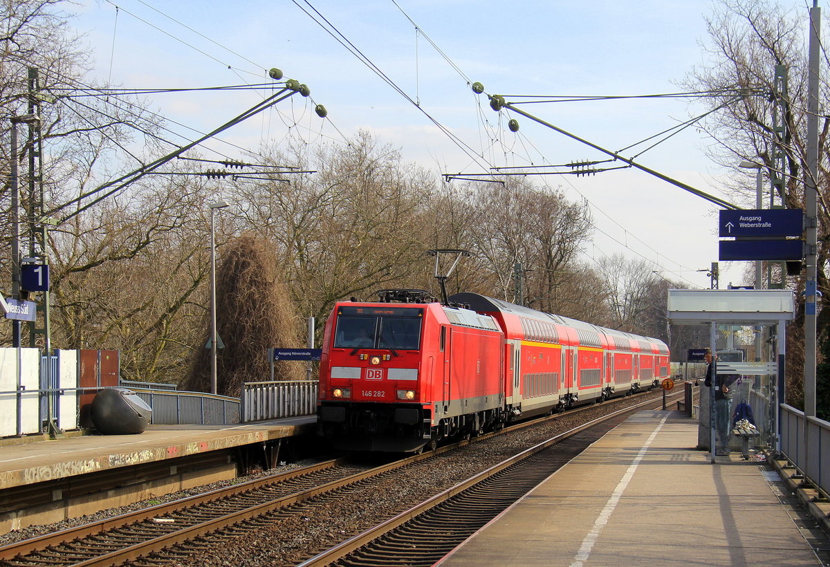 146 282 DB kommt mit dem RE6 von Köln/Bonn-Flughafen nach Minden/Westfalen und kommt aus Richtung Köln,Dormagen,Nievenheim,Neuss-Allerheiligen,Neuss-Norf und fährt durch Neuss-Süd in Richtung Neuss-Hbf. 
Aufgenommen vom Bahnsteig 2 in Neuss-Süd.
Bei Sonnenschein am 24.3.2018.