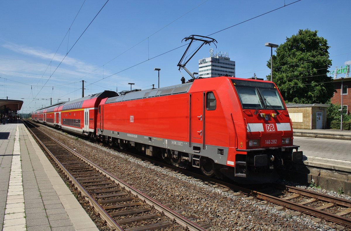 146 282 erreicht am 3.7.2017 mit dem RE6 (RE10616)  Westfalen-Express  von Minden(Westf) nach Köln/Bonn Flughafen den Bochumer Hauptbahnhof.