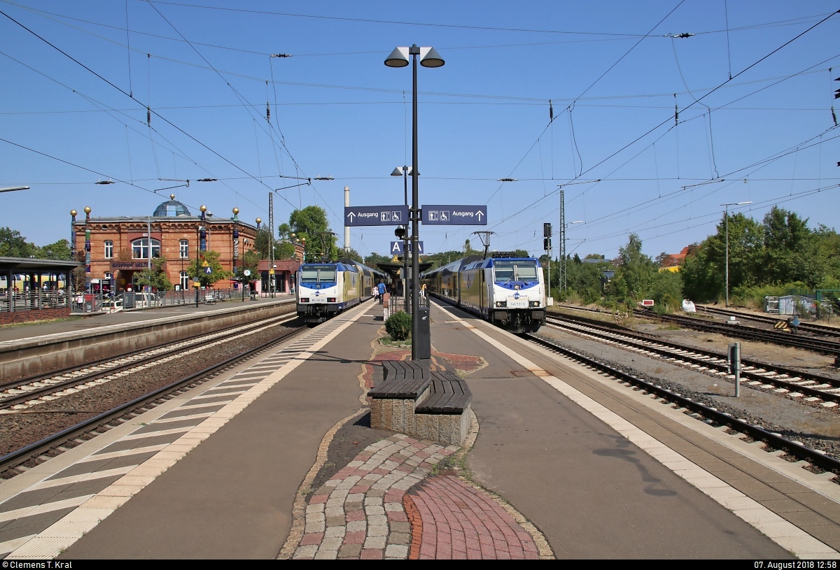 146 504-6  Buchholz i. d. Nordheide  der Metronom Eisenbahngesellschaft mbH als RE 82122 (RE3) nach Hamburg Hbf trifft auf 146 531-9  Seevetal-Maschen  als RE 82821 (RE2) nach Göttingen in ihrem Startbahnhof Uelzen.
[7.8.2018 | 12:58 Uhr]