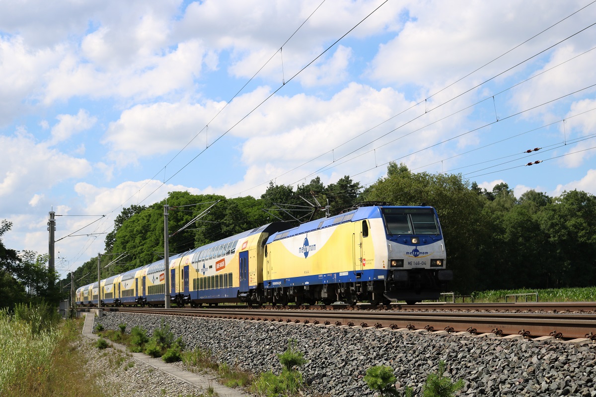 146 504 der metronom Eisenbahngesellschaft mbH als ME 82121 (RE3) von Hamburg Hbf nach Uelzen in Radbruch auf der Bahnstrecke Hannover–Hamburg (KBS 110). [6.7.2017 - 15:30 Uhr]