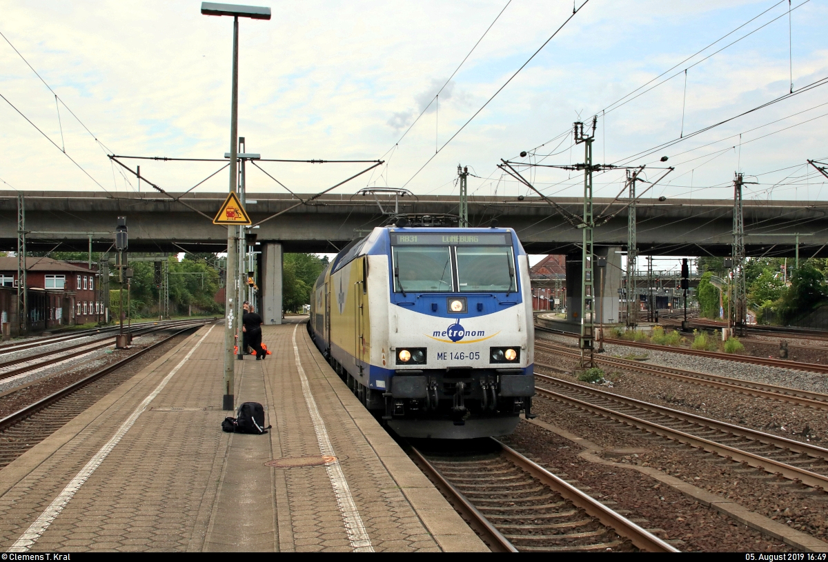 146 505-3 (ME 146-05)  Rotenburg (Wümme)  der Landesnahverkehrsgesellschaft Niedersachsen mbH (LNVG), vermietet an die metronom Eisenbahngesellschaft mbH, als verspätete RB 82881 (RB41) von Hamburg Hbf nach Lüneburg verlässt den Bahnhof Hamburg-Harburg abweichend auf Gleis 5.
Irgendwie scheint in der Bildmitte alles krumm und schief zu sein.
[5.8.2019 | 16:49 Uhr]