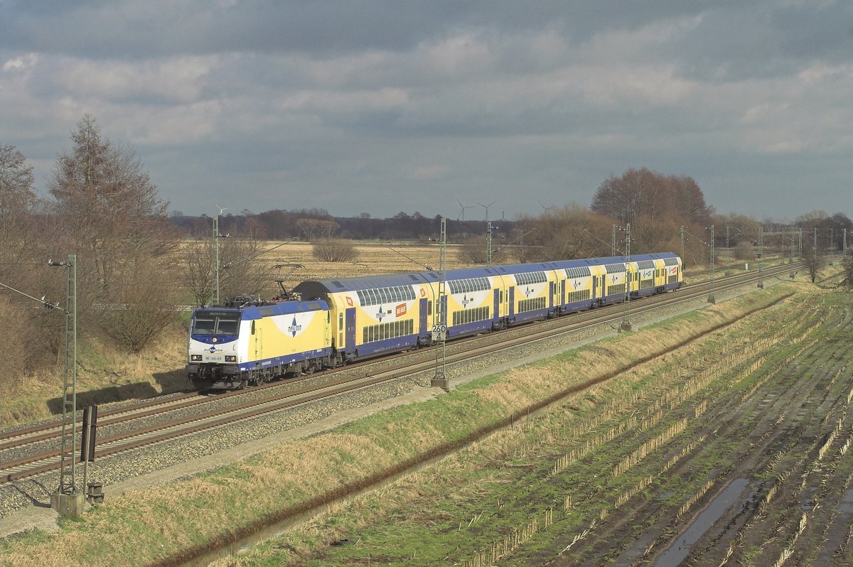 146 509-6 läuft durch die Felden und wird im Kürzen Sagehorn erreichen mit einem Metronom-zug im Richtung Bremen. 25 Februar 2016.
