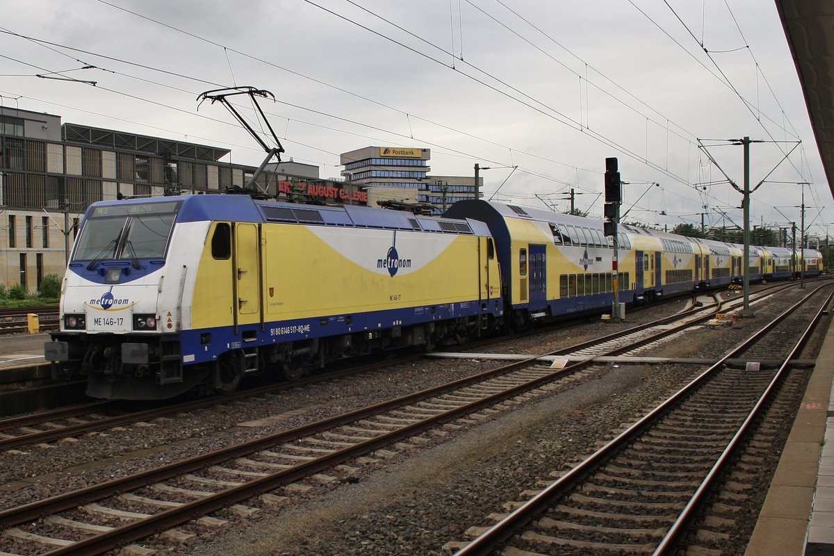 146 517-8 schiebt am 5.8.2017 den RE2 (ME82818) von Göttingen nach Uelzen aus dem Hannoverschen Hauptbahnhof.