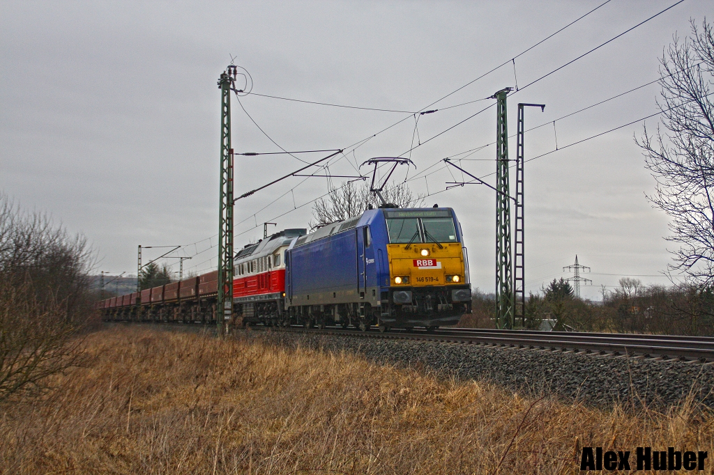 146 519 durfte die Liegengebliebene 232 333 abschleppen , hier bei der Einfahrt Weimar.