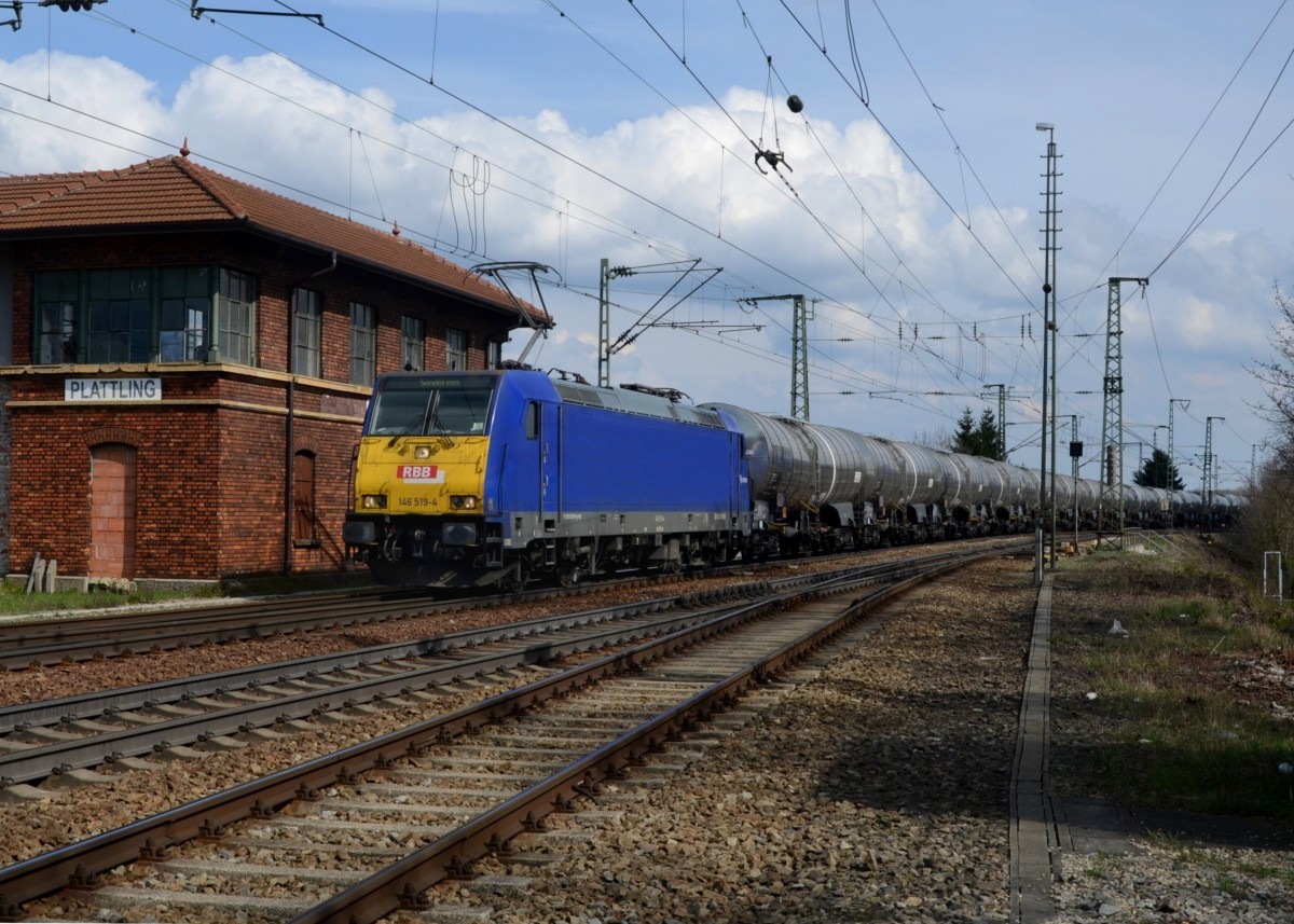 146 519 mit einem Kesselzug am 26.03.2014 bei Plattling.