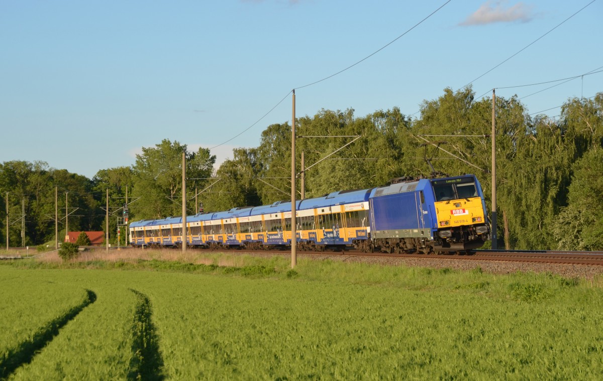 146 519 schob am Abend des 11.05.14 den letzten Interconnex des Tages von Leipzig kommend durch Burgkemnitz nach Berlin. In Burgkemnitz wurde die RB überholt.