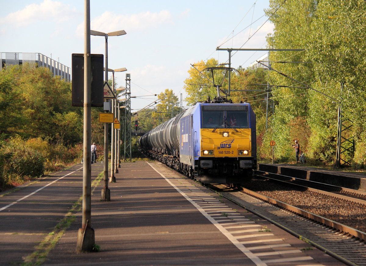 146 520-2 von WRS kommt mit einem Kesselzug aus Oberhausen-West(D) nach Basel(CH) und kommt aus Richtung Köln-Gremberg und fährt durch Bonn-Oberkassel in Richtung Koblenz.
Aufgenommen vom Bahnsteig von Bonn-Oberkassel an der rechten Rheinstrecke.
Bei Sommerwetter im Oktober am 6.10.2018.