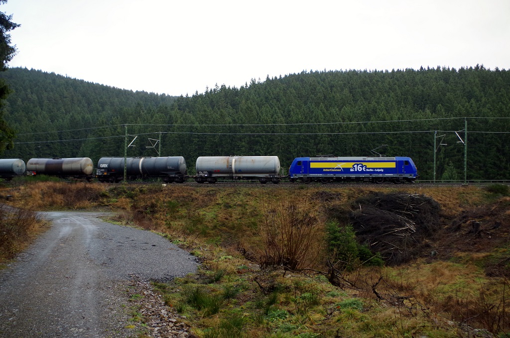 146 520  InterConnex  mit Kesselwagenzug am 29.12.2013 bei Steinbach am Wald Richtung Kronach. 