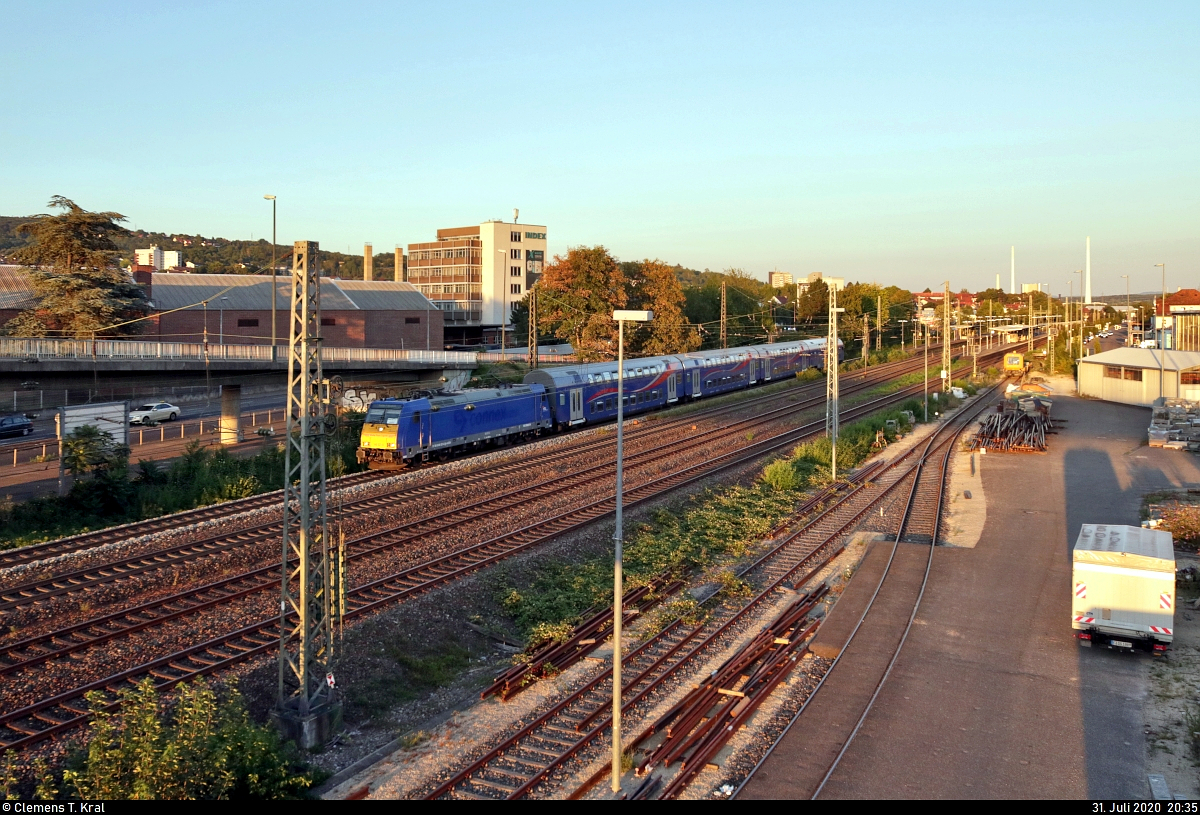 146 521-0 durchfährt den Hp Oberesslingen auf Gleis 1.
Aufgenommen von der Adenauerbrücke. Wegen Mangel an Fotopositionen musste der Mast leider mit ins Bild.

🧰 Akiem S.A.S., vermietet an die HSL Logistik GmbH (HSL), untervermietet an die Wedler Franz Logistik GmbH & Co. KG (WFL) und im Dienste der Abellio Rail Baden-Württemberg GmbH (Ersatzzug)
🚝 IRE 95884 (IRE6) Tübingen Hbf–Stuttgart Hbf
🚩 Bahnstrecke Stuttgart–Ulm (Filstalbahn | KBS 750)
🕓 31.7.2020 | 20:35 Uhr